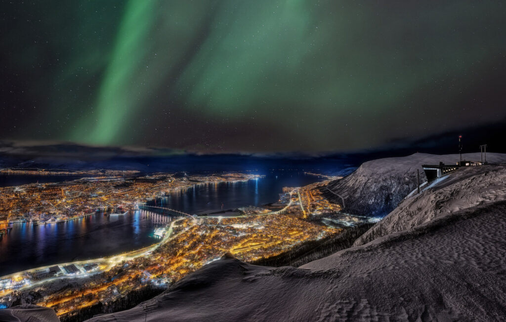 Nordlichter über der verschneiten Stadt Tromsø in Norwegen, fotografiert von Robert Pauker
