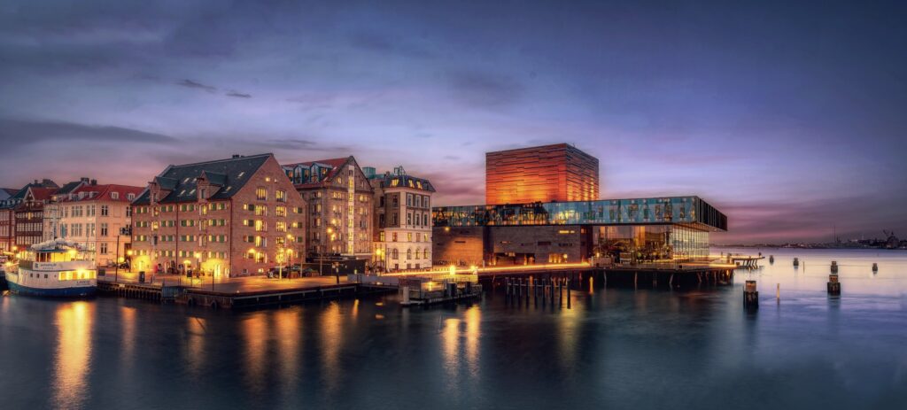 Beleuchtete Gebäude am Hafen von Kopenhagen bei einer Langzeitbelichtung